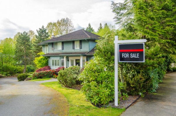 curbside picture of a nice house for sale